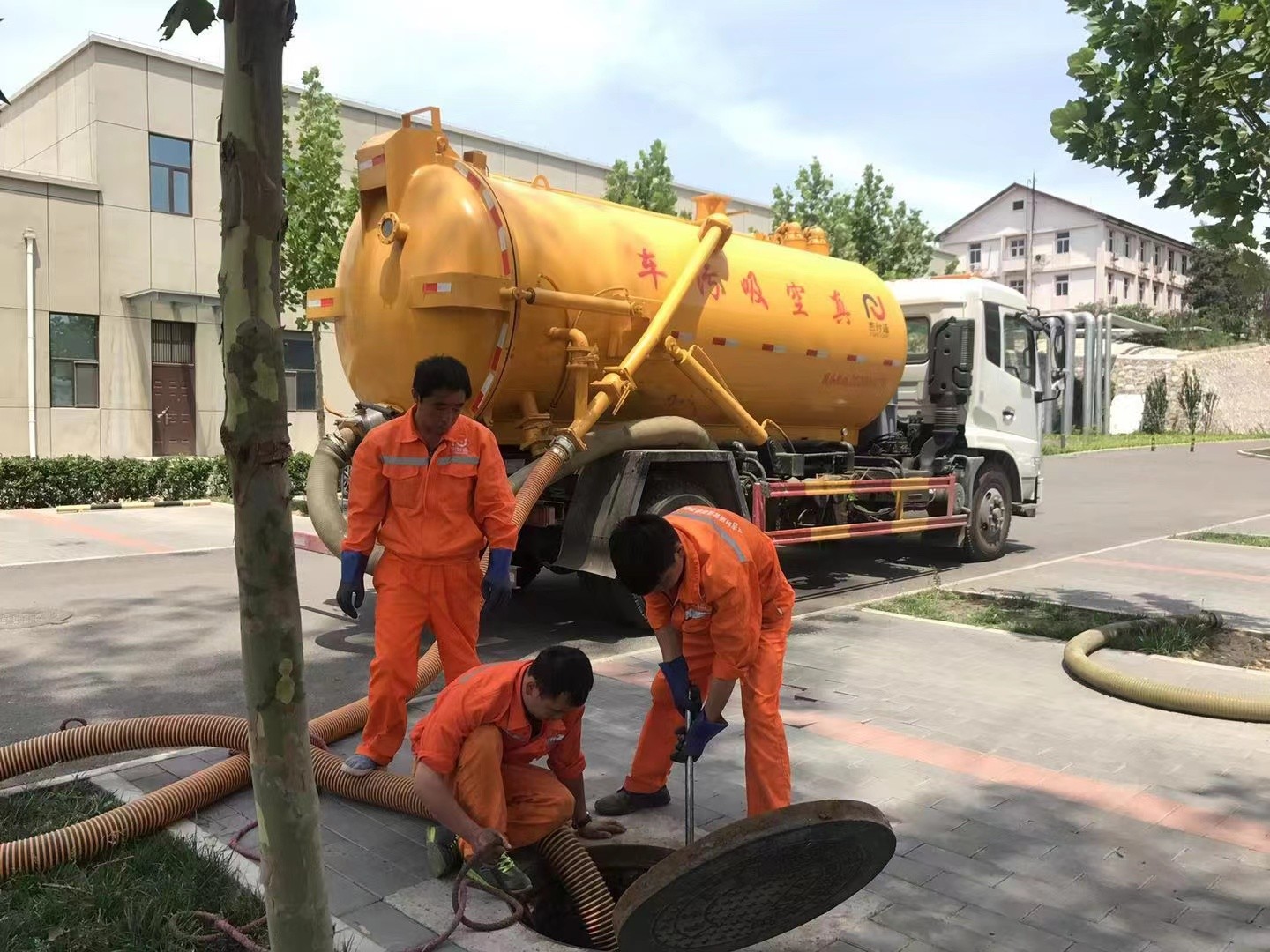 宜黄管道疏通车停在窨井附近