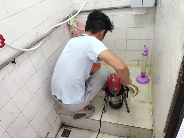 宜黄管道堵塞冒臭气 专业师傅现场解决问题