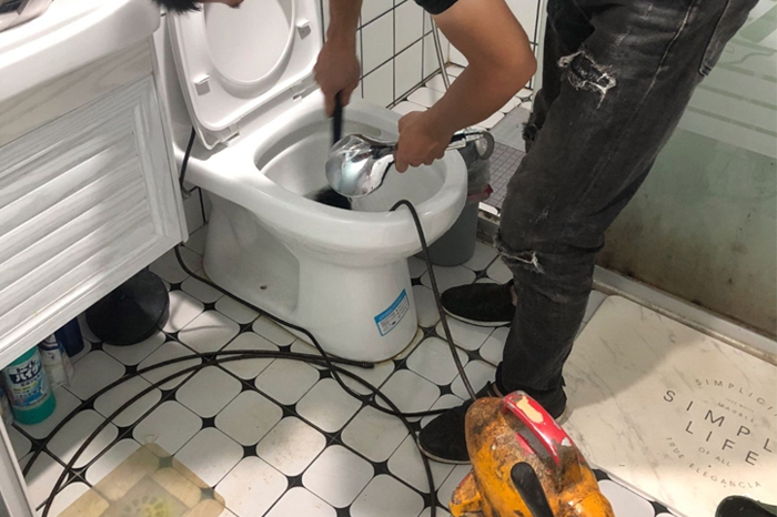 宜黄马桶堵塞自己疏通还是找师傅?专业上门服务让你省时更省心